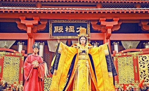 我陪在程潜身边八年,这天他撞见我与系统的交流,我忽悠他说,我是来攻略他的,