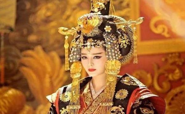 我陪在程潜身边八年,这天他撞见我与系统的交流,我忽悠他说,我是来攻略他的,