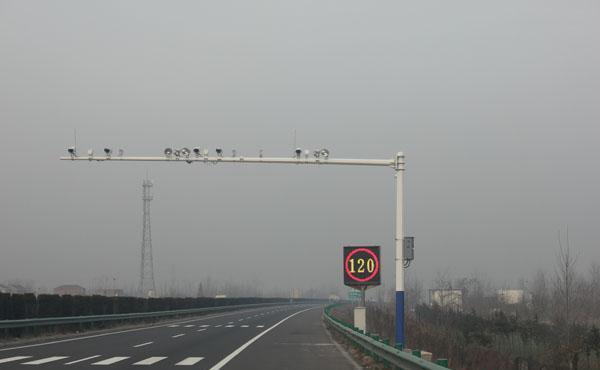 一种是直接利用测速仪,当车辆经过测速仪的时候,通过电子眼就能把车速