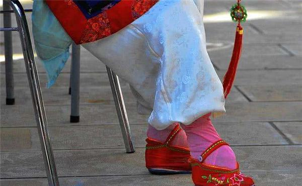 白鹿原李沁饰演的田小娥走路姿势标新立异其实不是的