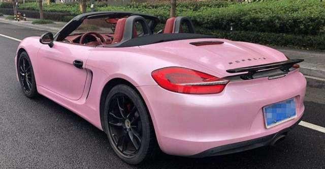 给保时捷贴"少女粉"车衣,却遇交警查车,看完行驶证直接罚款