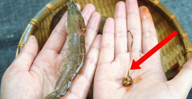 虾头里的虾胃是直接连接着虾线的,虾线也是不建议食用的.