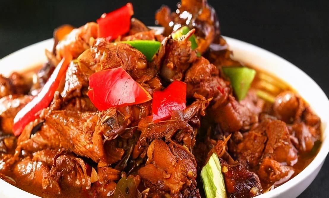 美味的香辣啤酒鸡,香辣过瘾,好吃到停不下来,上桌就抢光了!