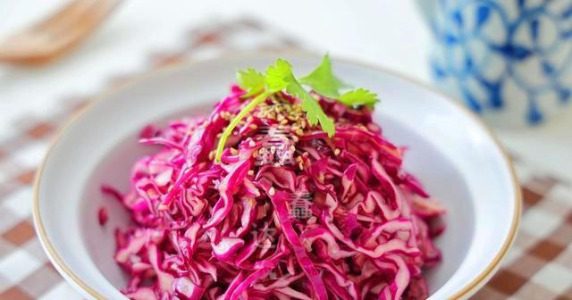 紫甘蓝，也叫“紫包菜”，简单的调制，开胃小菜便能端上饭桌