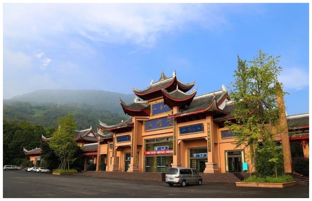 数以万计的游客从这里进入峨眉山是进入峨眉山景区的门户峨眉山第一乡