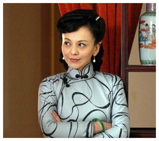 她23岁出道,凭借"雪姨"的角色成名,如今50岁和儿子相依为命