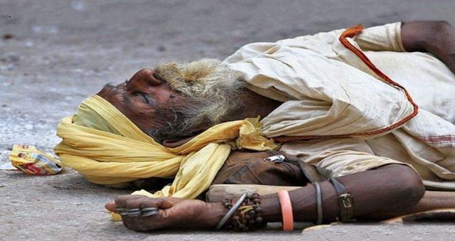 印度苦行僧:从不工作,成天冥想打坐,饿了直接捡垃圾吃