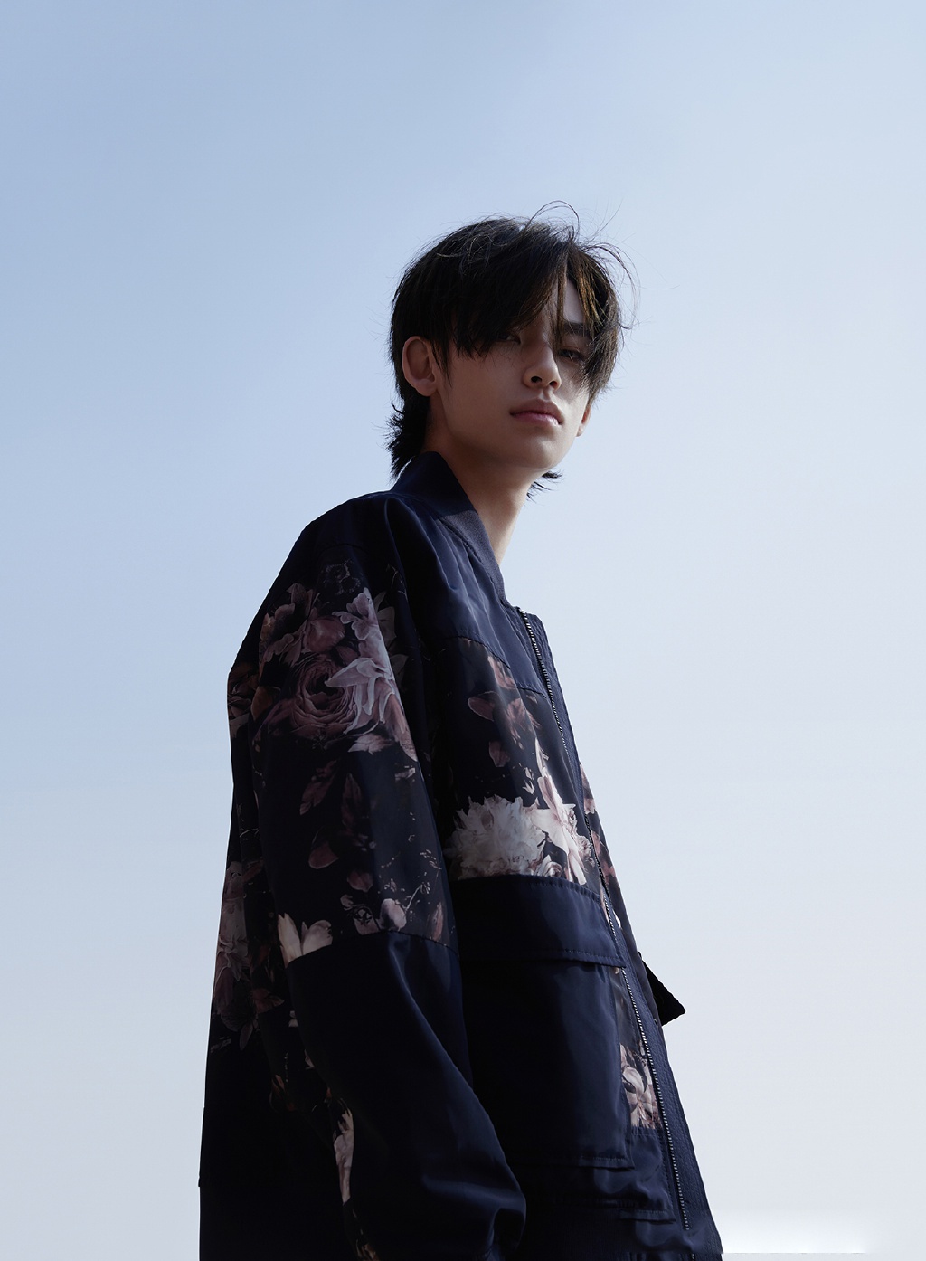 王琳凯的黑白两色系搭配海边大片少年清冷感十足 气质随性不羁