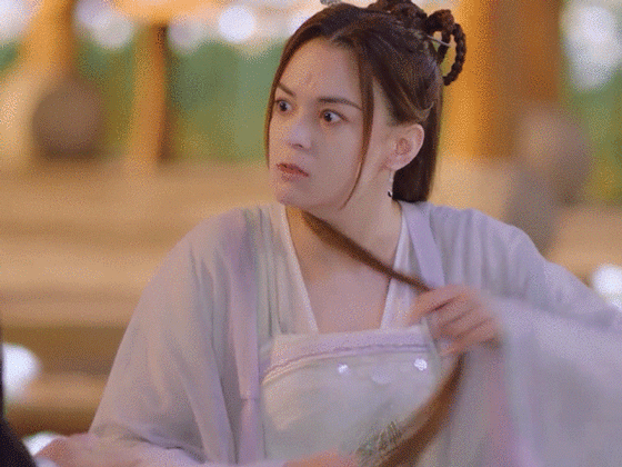 同样,很遗憾,她们两个后续的古装角色,颜值都是断崖式下跌,张榕容在