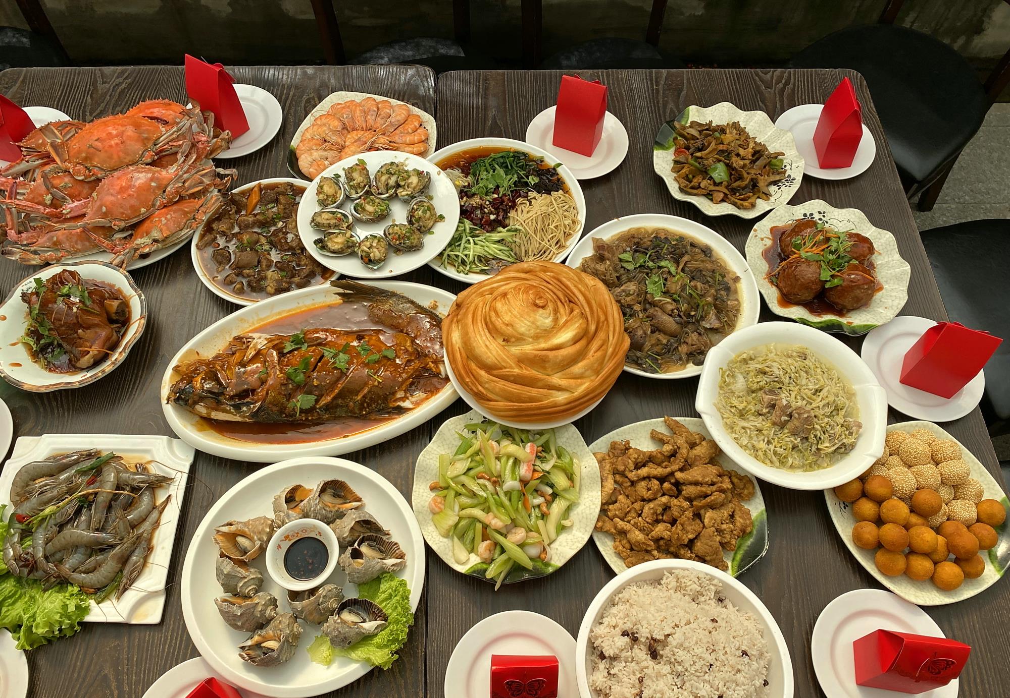 东北农村扎堆办婚宴,巨无霸烤花卷上桌被疯抢,大蟹子大虾尴尬了__财经