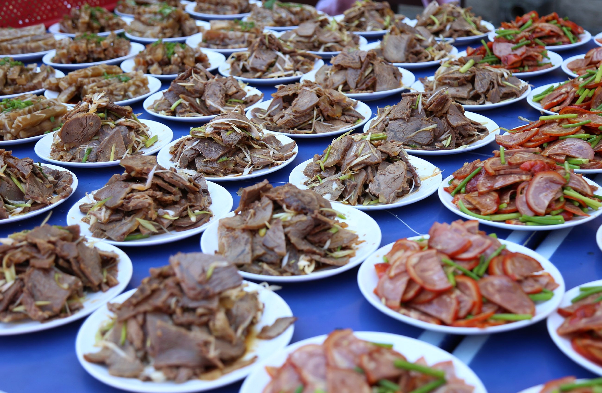 河南女子花1万多请150名老人吃流水席,一桌24个菜,大鱼大肉管饱_高清