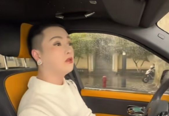 柏公子带粉丝游西湖,夏天穿长衣长裤不怕热,毛衣搭吊带惹争议|西湖|公子|粉丝|长衣|毛衣_新浪新闻