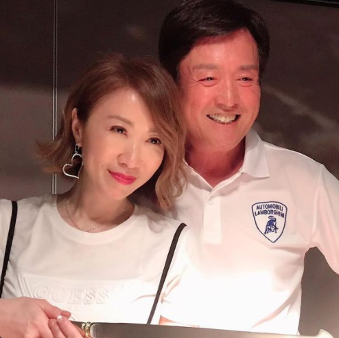 53岁李翊君近况曝光与大17岁老公结婚22年一脸冻龄幸福恩爱