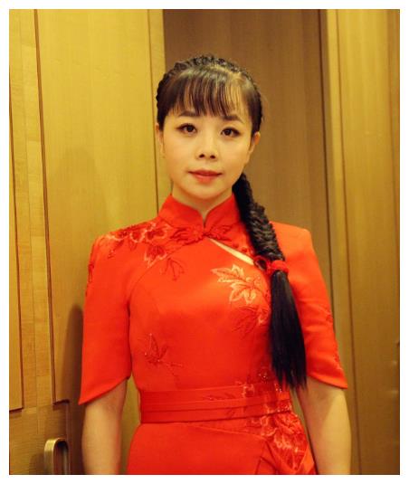 她是国家一级演员,因买不起房回到农村,如今下地放牛成日常|王二妮|下