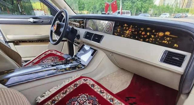 红旗l5定位为大型轿车其车内空间确实很宽敞,尤其是后排座椅,非常典雅