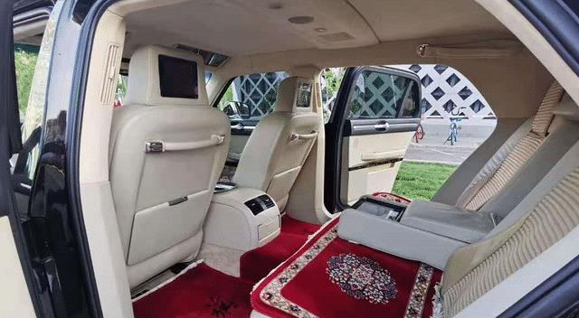 京城遇到落地不久的红旗l5,侧面两面红旗,90后驾驶员很健壮