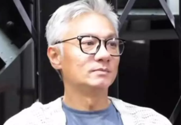 60岁林俊贤近况曝光曾因患病无法染发今帅气十足风采依旧