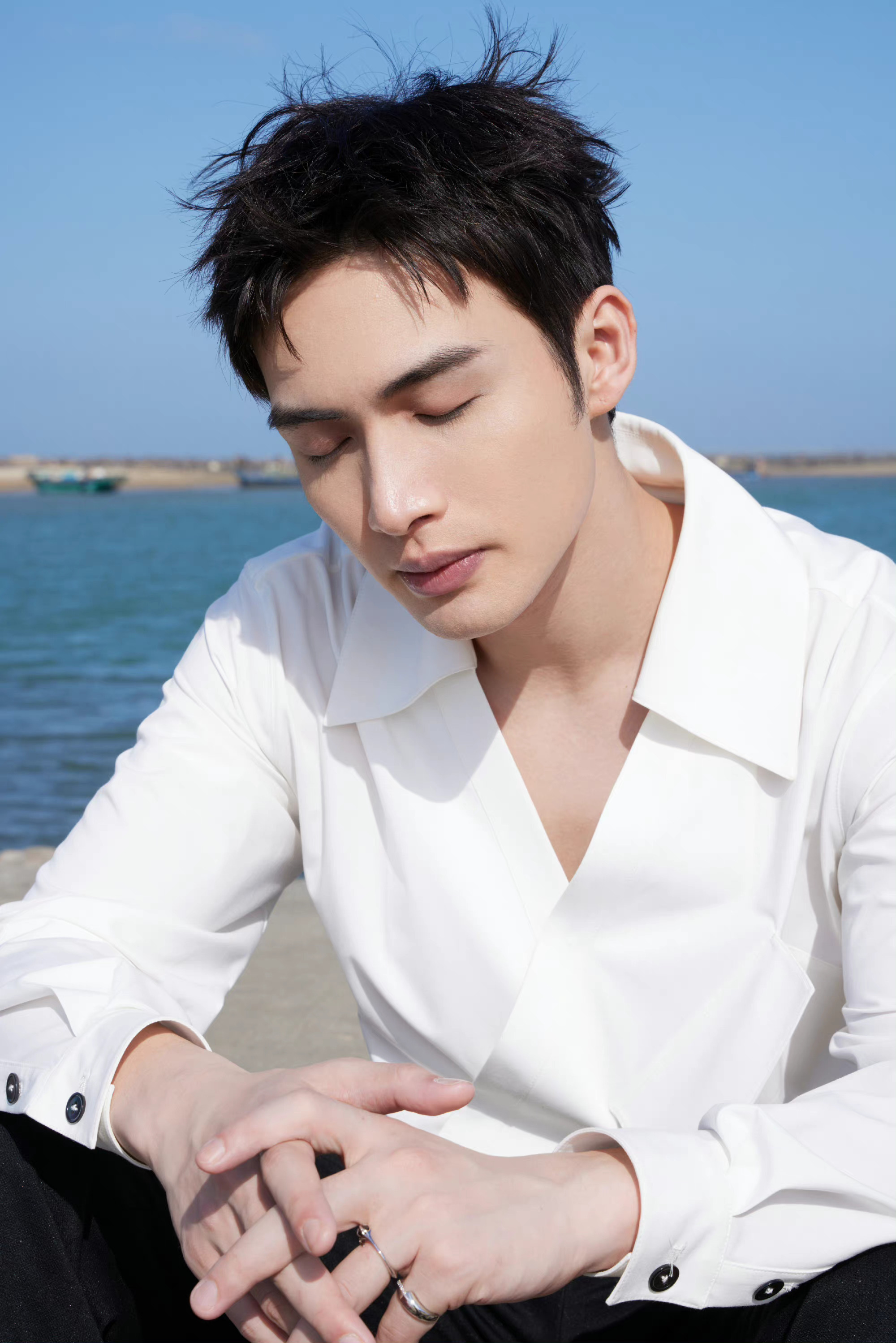 张彬彬海边随拍!黑色廓形西服,白色v领衬衣,彬彬有礼儒雅绅士