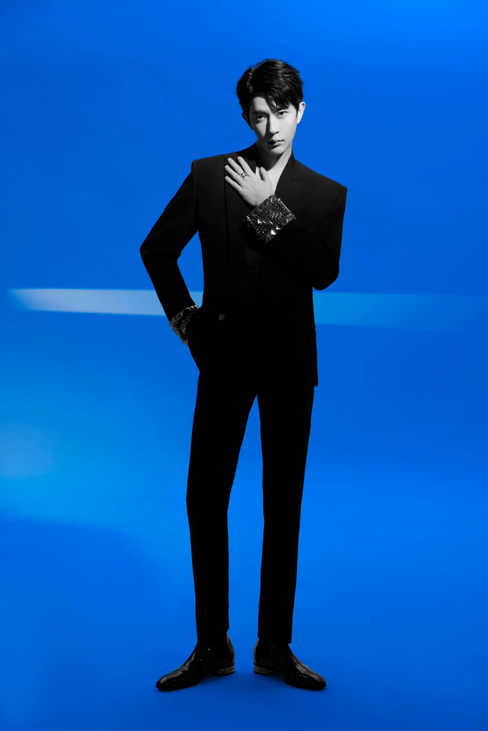 于朦胧黑色西装造型黑色深v性感迷人解锁全新角色