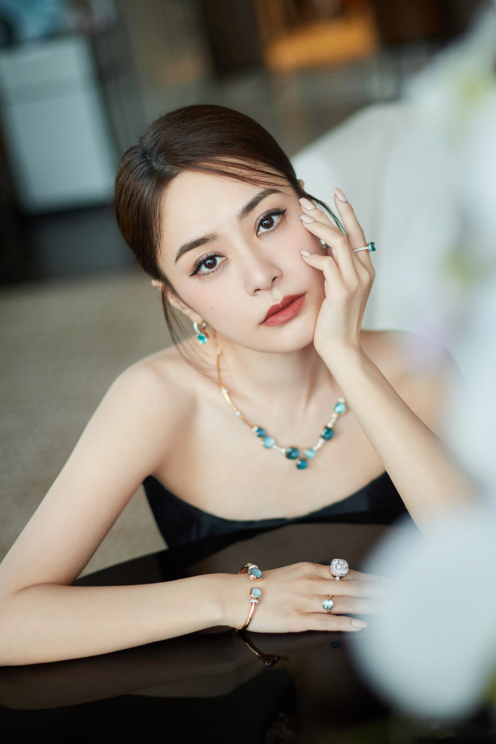 钟欣桐最新营业造型,黑色抹胸开衩裙搭配高级珠宝