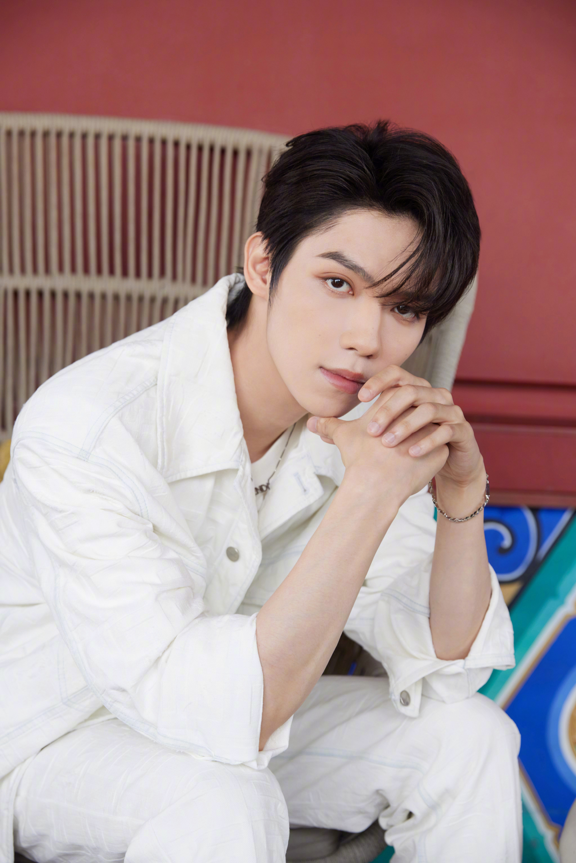 罗一舟出席品牌活动造型,白色套装休闲帅气