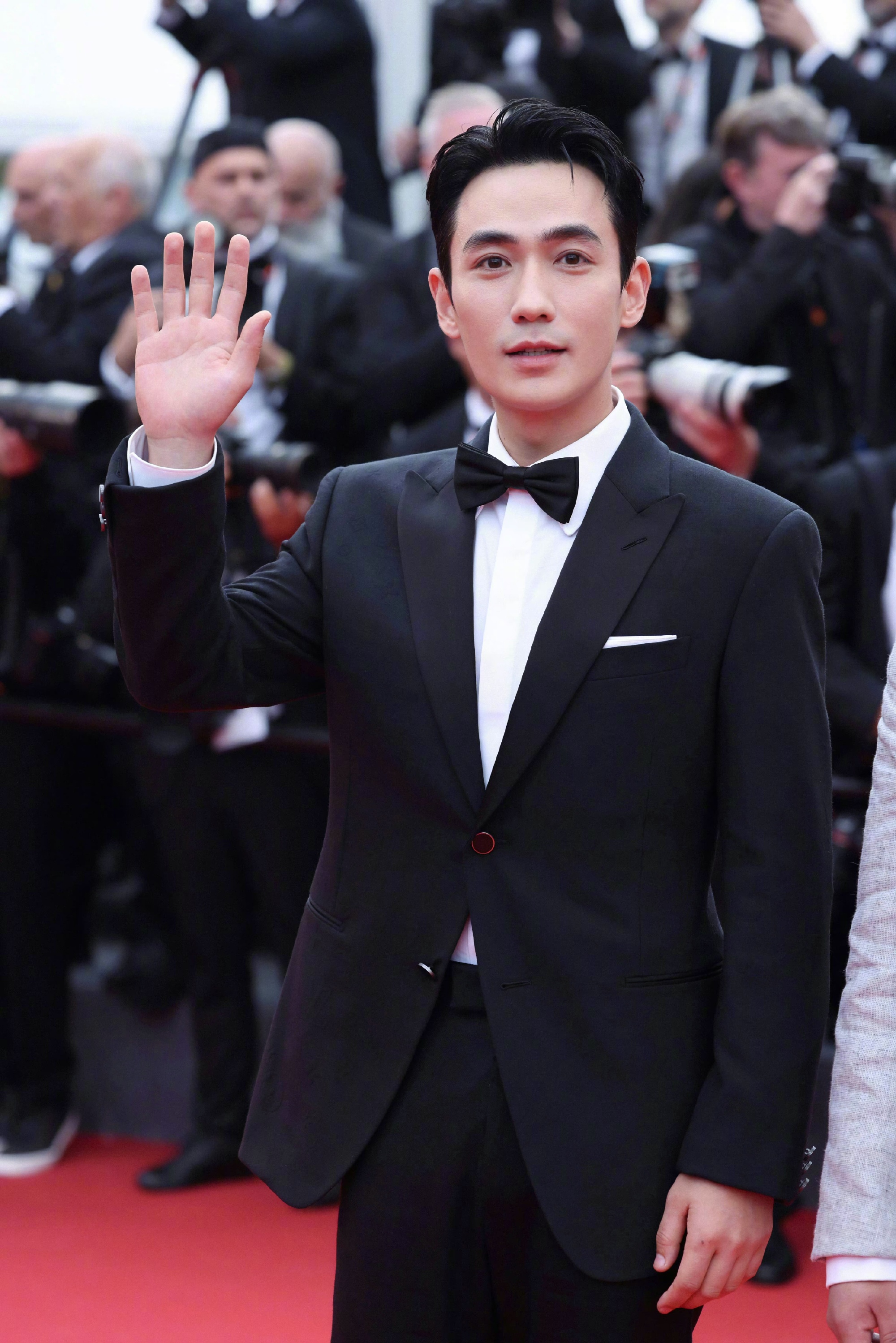 朱一龙身穿经典黑白西装亮相戛纳电影节开幕式