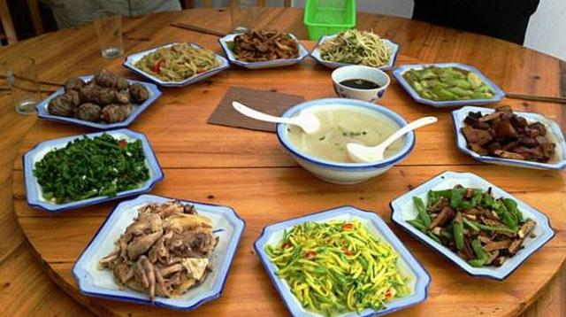 图便宜老婆做了十菜一汤请喝酒感觉拿不出手不想朋友非舔盘子