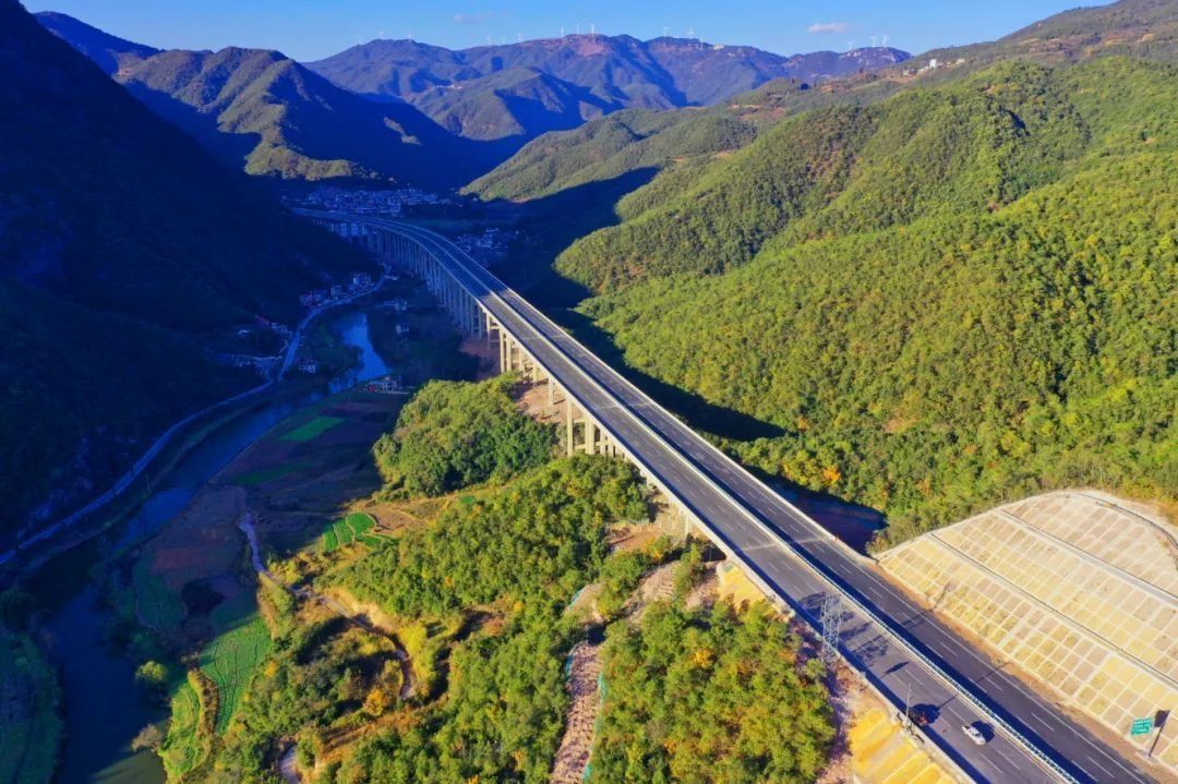 新昆楚高速公路建成通车助推滇西经济发展