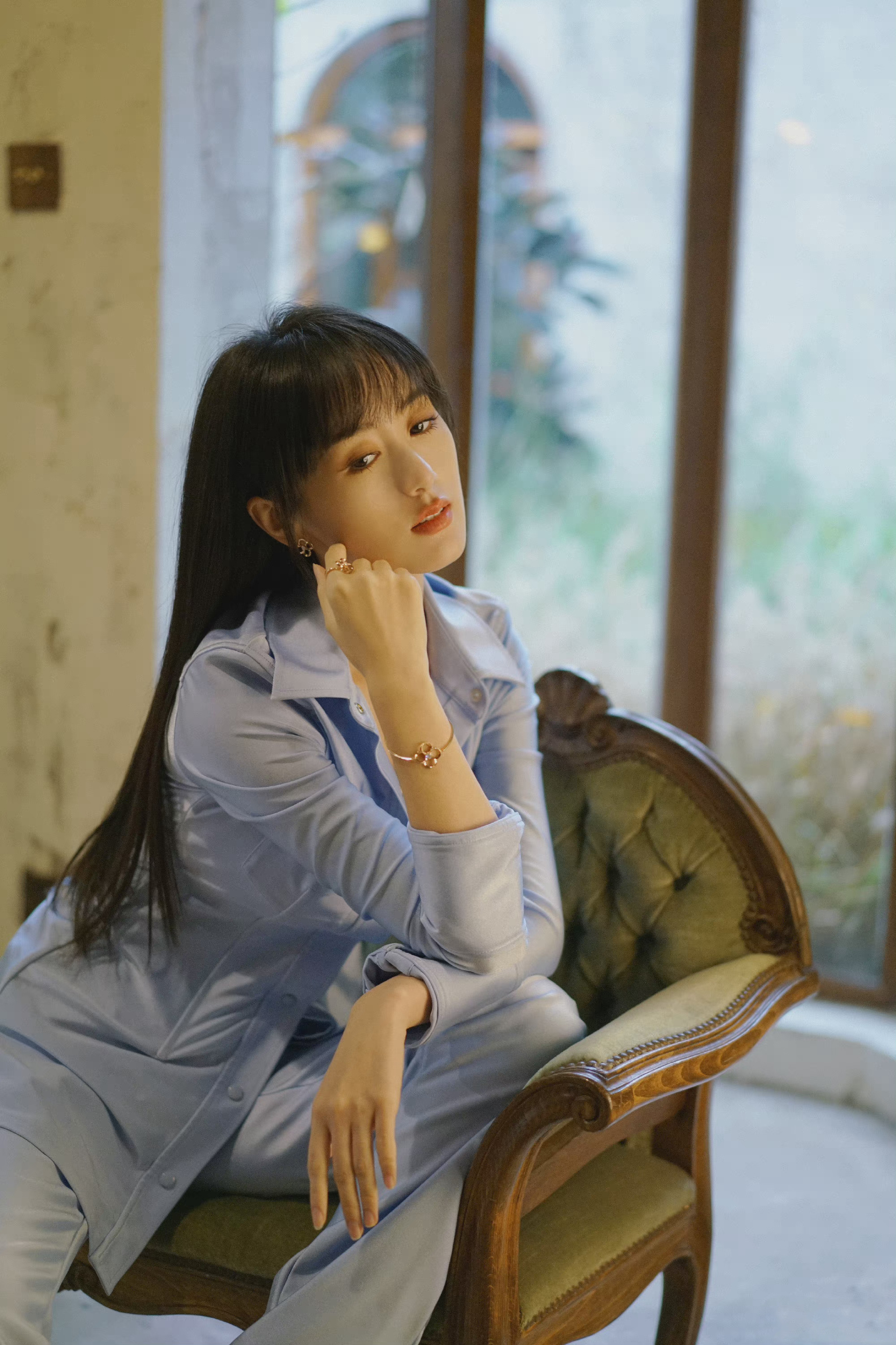 袁冰妍花絮照掉落,一身治愈蓝修身套装搭配黑色长发,知性优雅