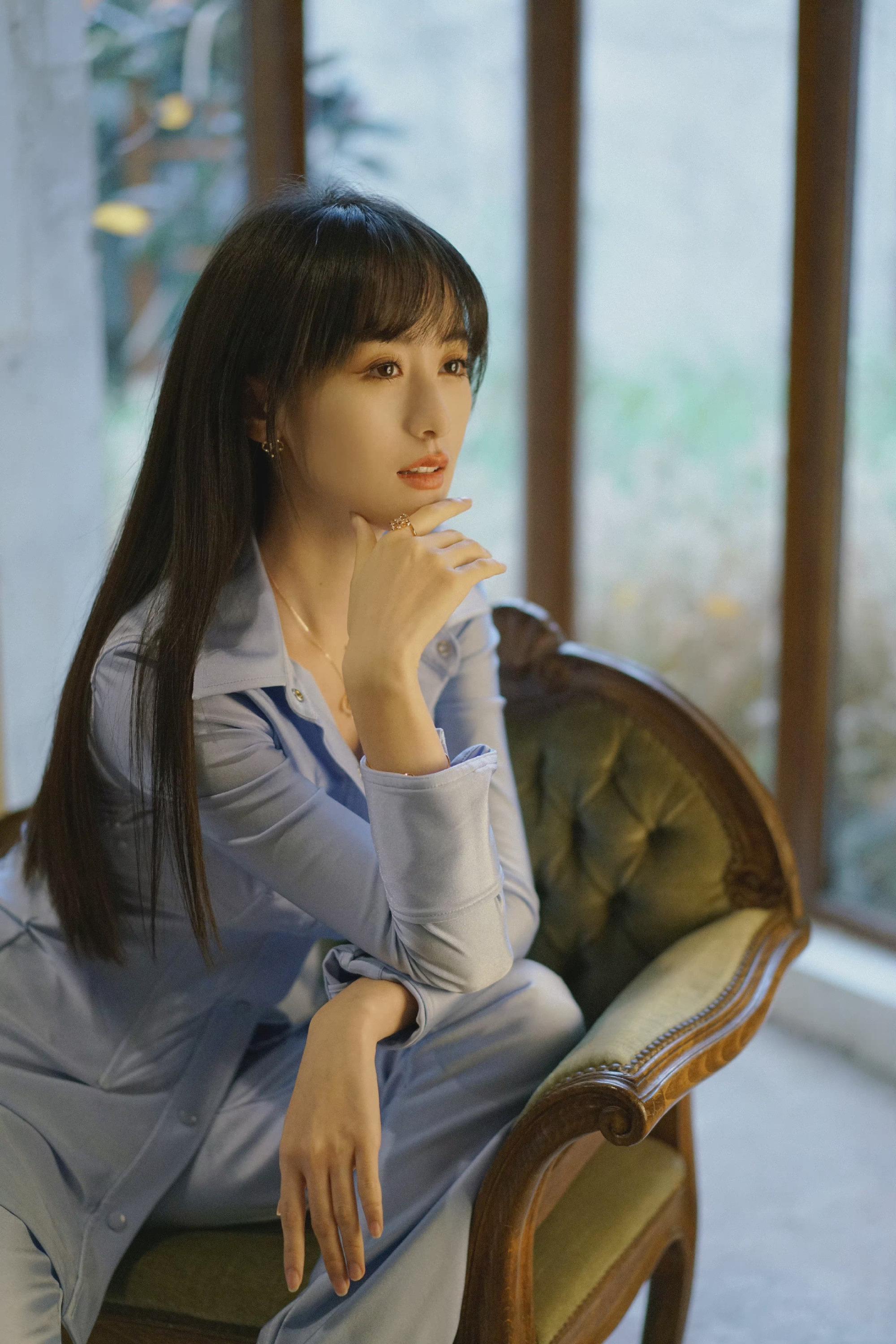 袁冰妍花絮照掉落,一身治愈蓝修身套装搭配黑色长发,知性优雅