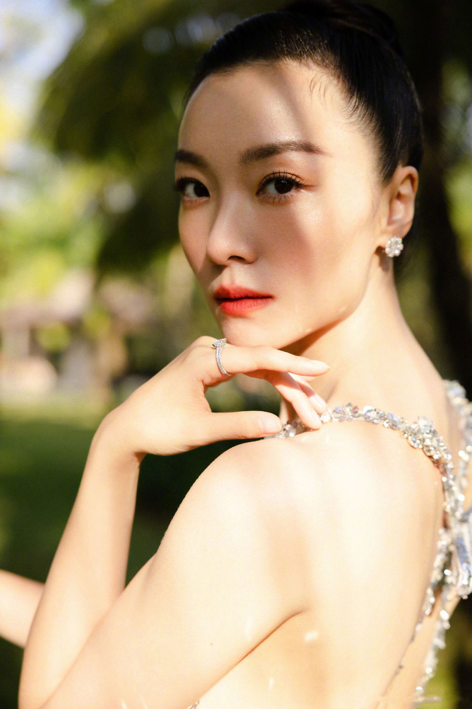 齐溪身着carolinaherrera2023度假系列银色亮片镶钻礼服