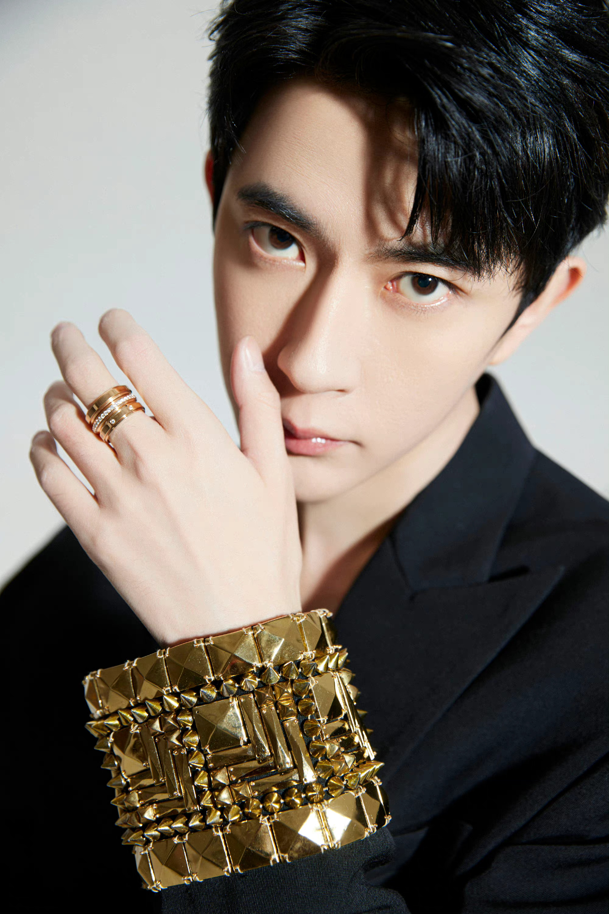 于朦胧黑色西装造型黑色深v性感迷人解锁全新角色