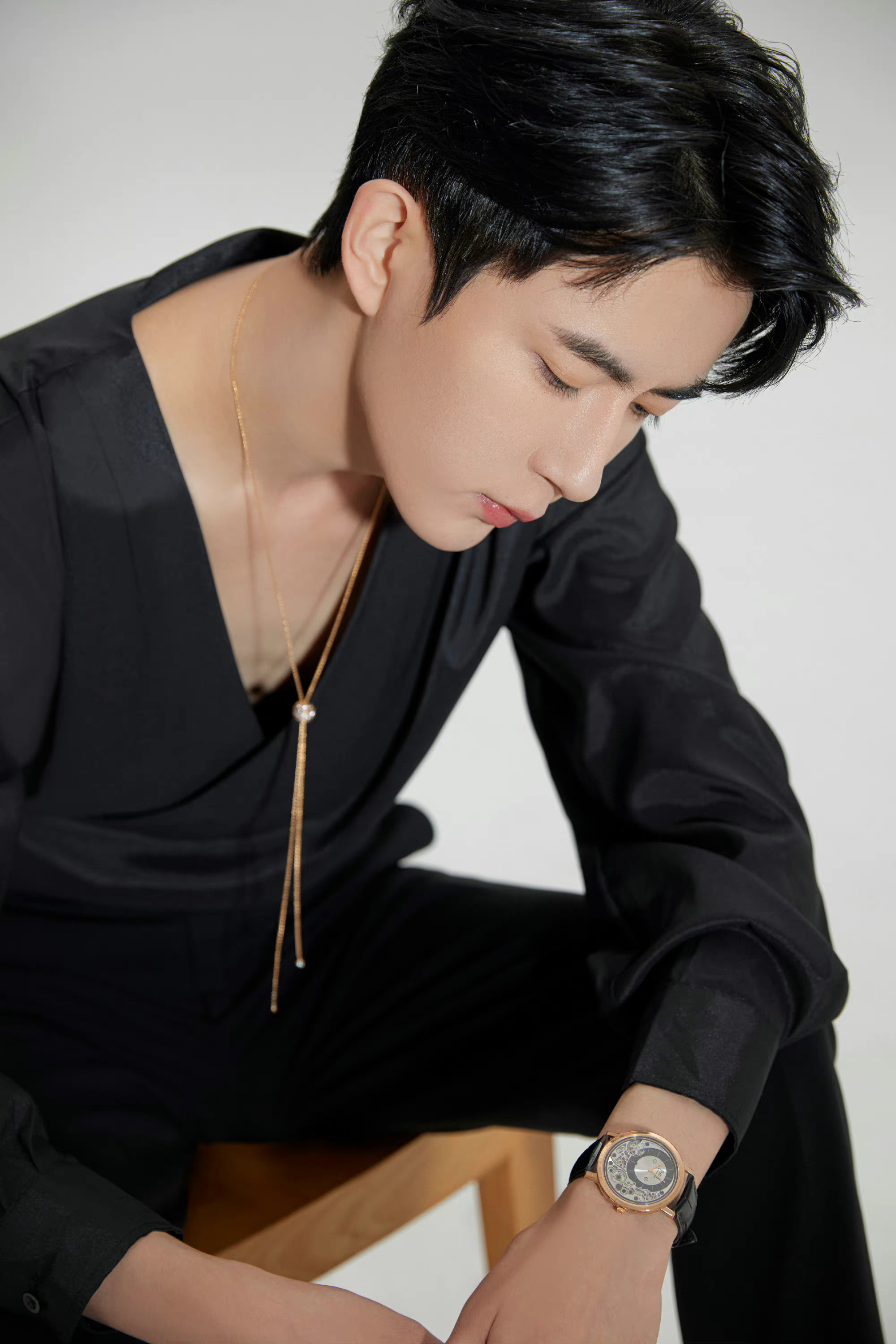 于朦胧黑色西装造型黑色深v性感迷人解锁全新角色