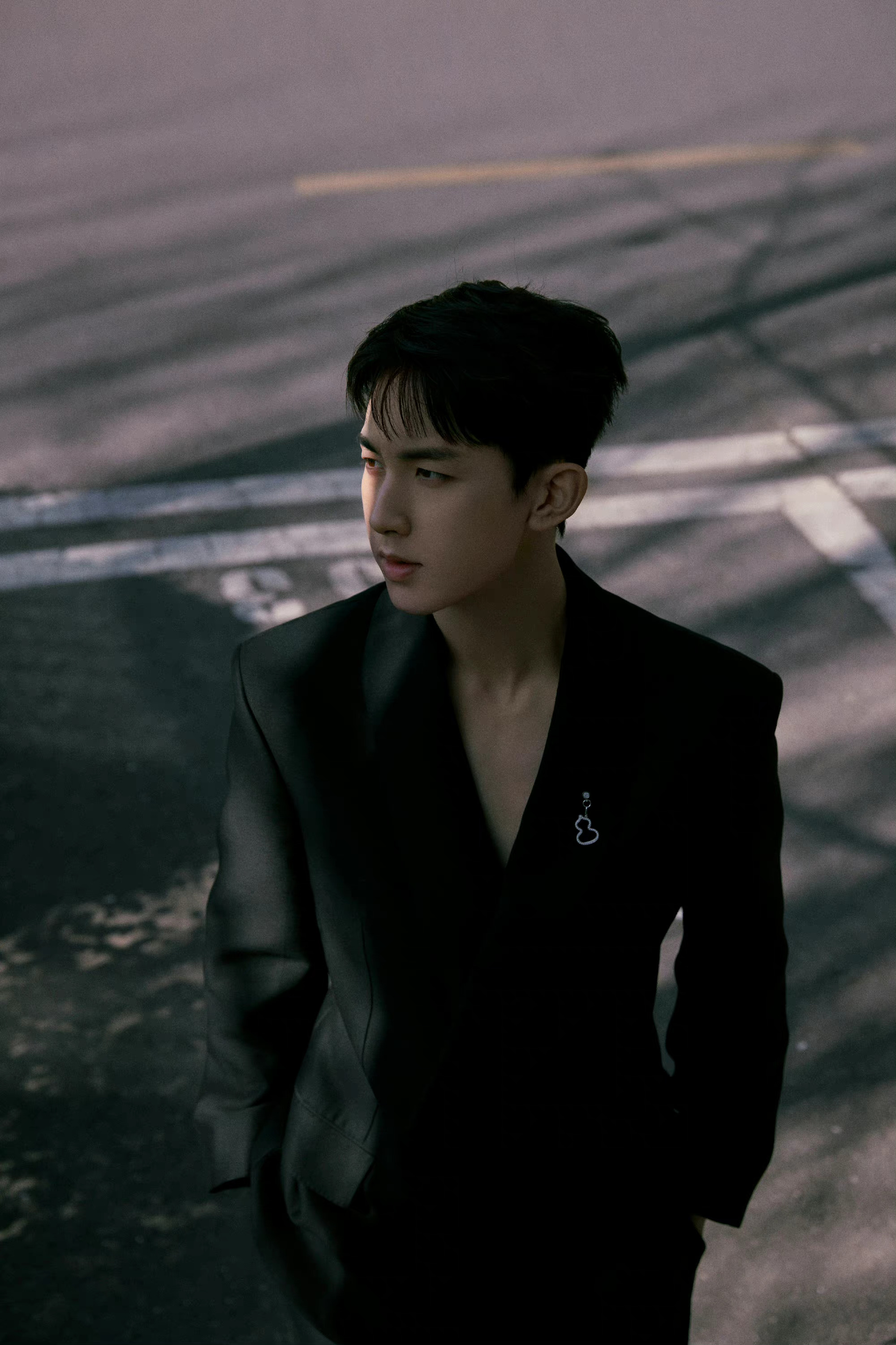 郭俊辰最新西装写真大片黑色深v西装高级又性感