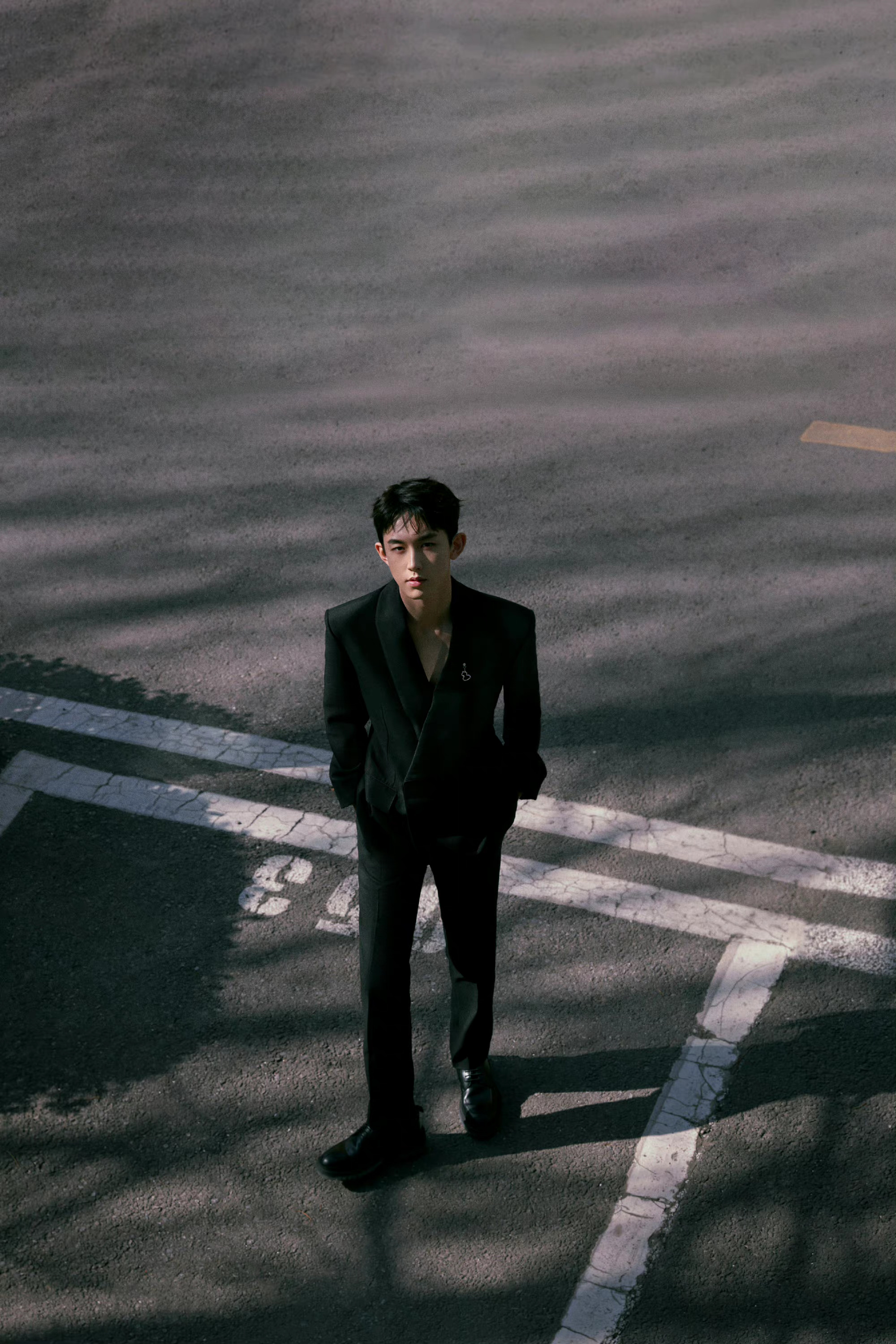 郭俊辰最新西装写真大片黑色深v西装高级又性感