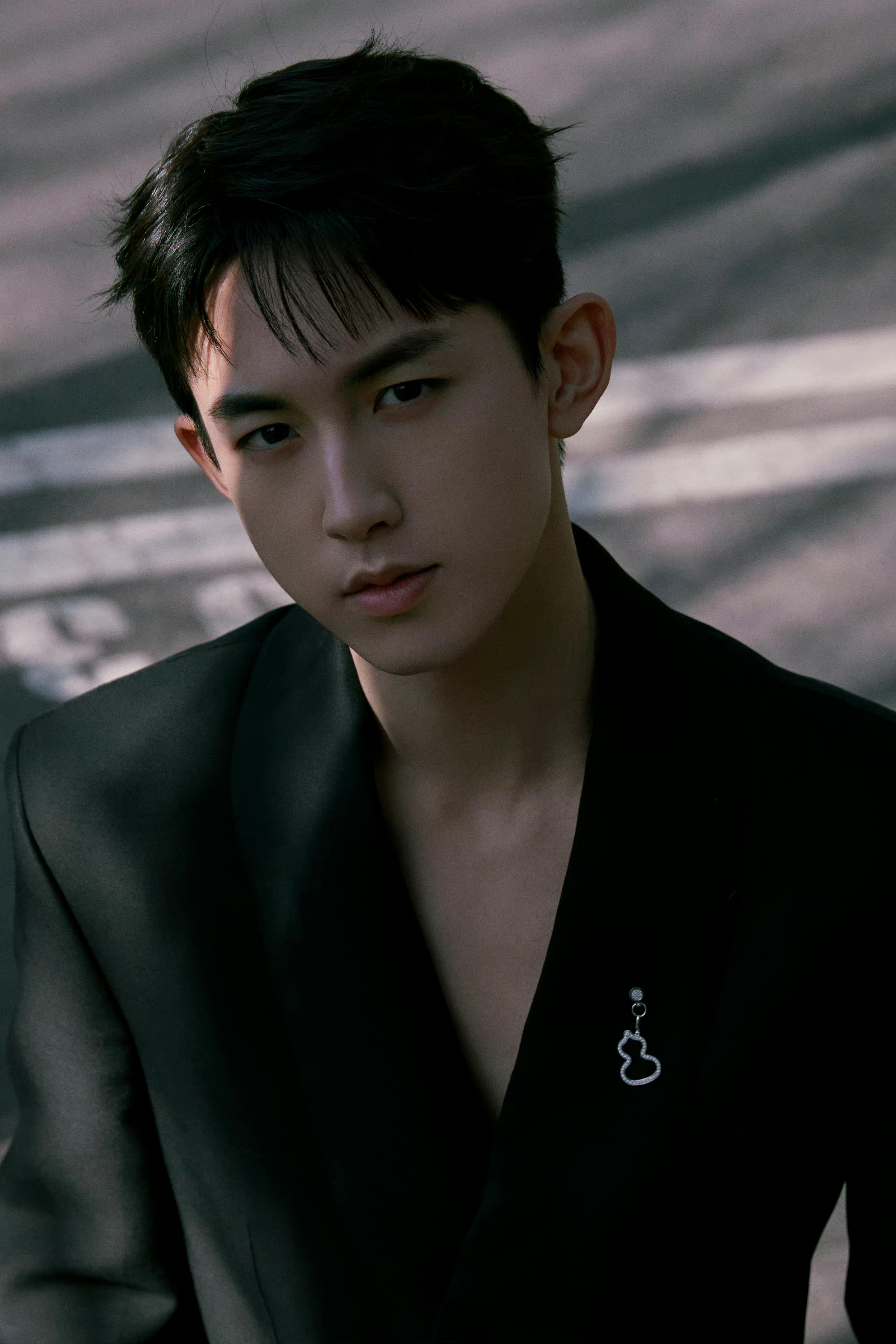 郭俊辰最新西装写真大片黑色深v西装高级又性感