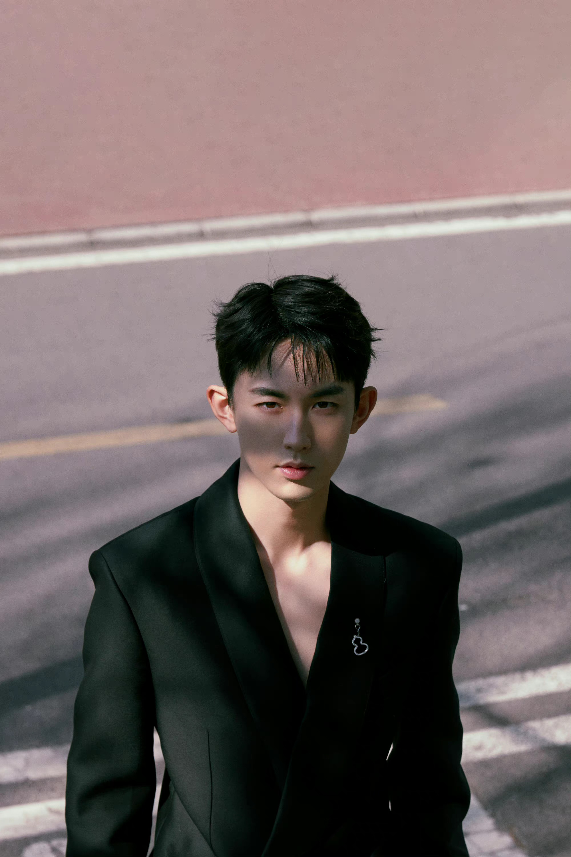 郭俊辰最新西装写真大片黑色深v西装高级又性感