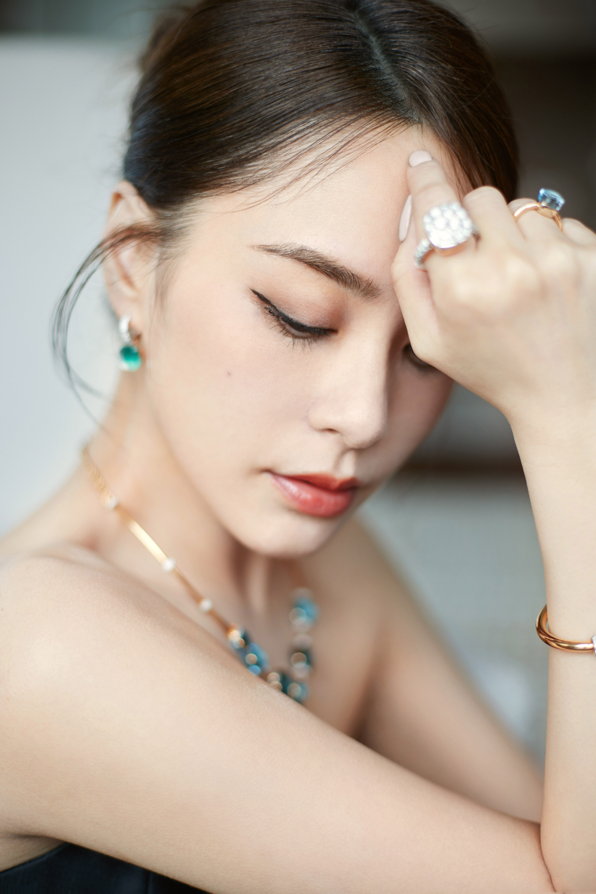 钟欣桐最新营业造型,黑色抹胸开衩裙搭配高级珠宝