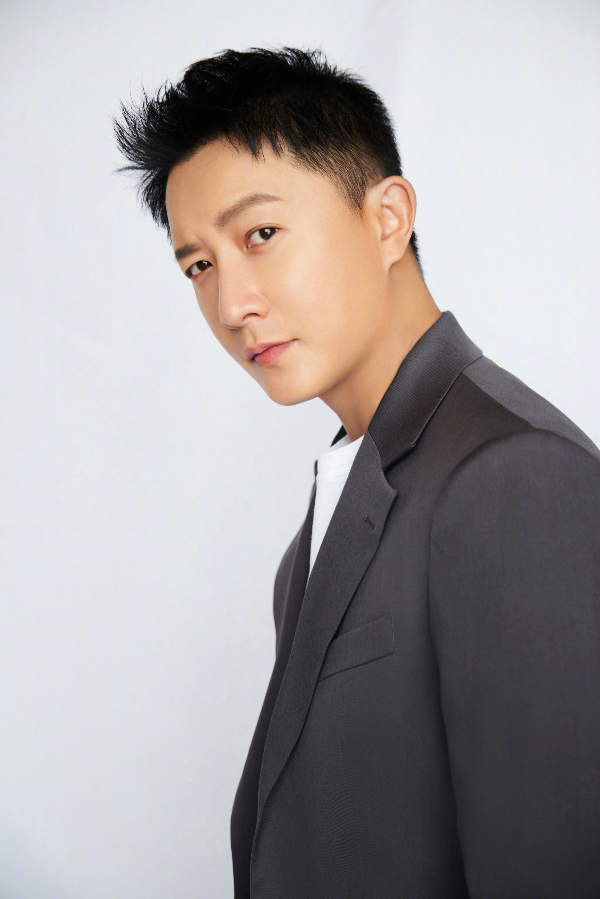 韩庚今日造型图出炉,灰色西服套装搭配简单白t,清爽利落_高清图集