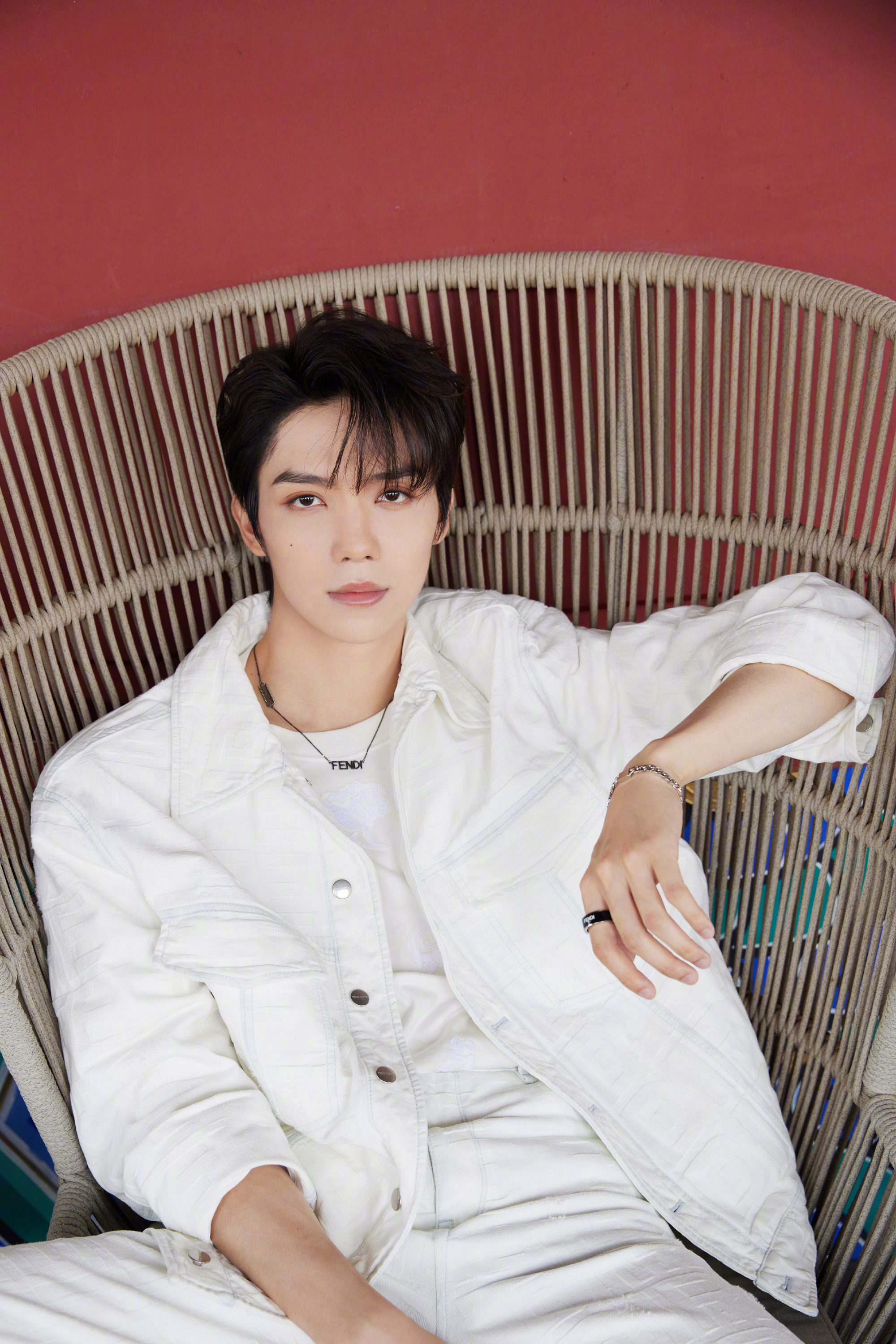 罗一舟出席品牌活动造型,白色套装休闲帅气