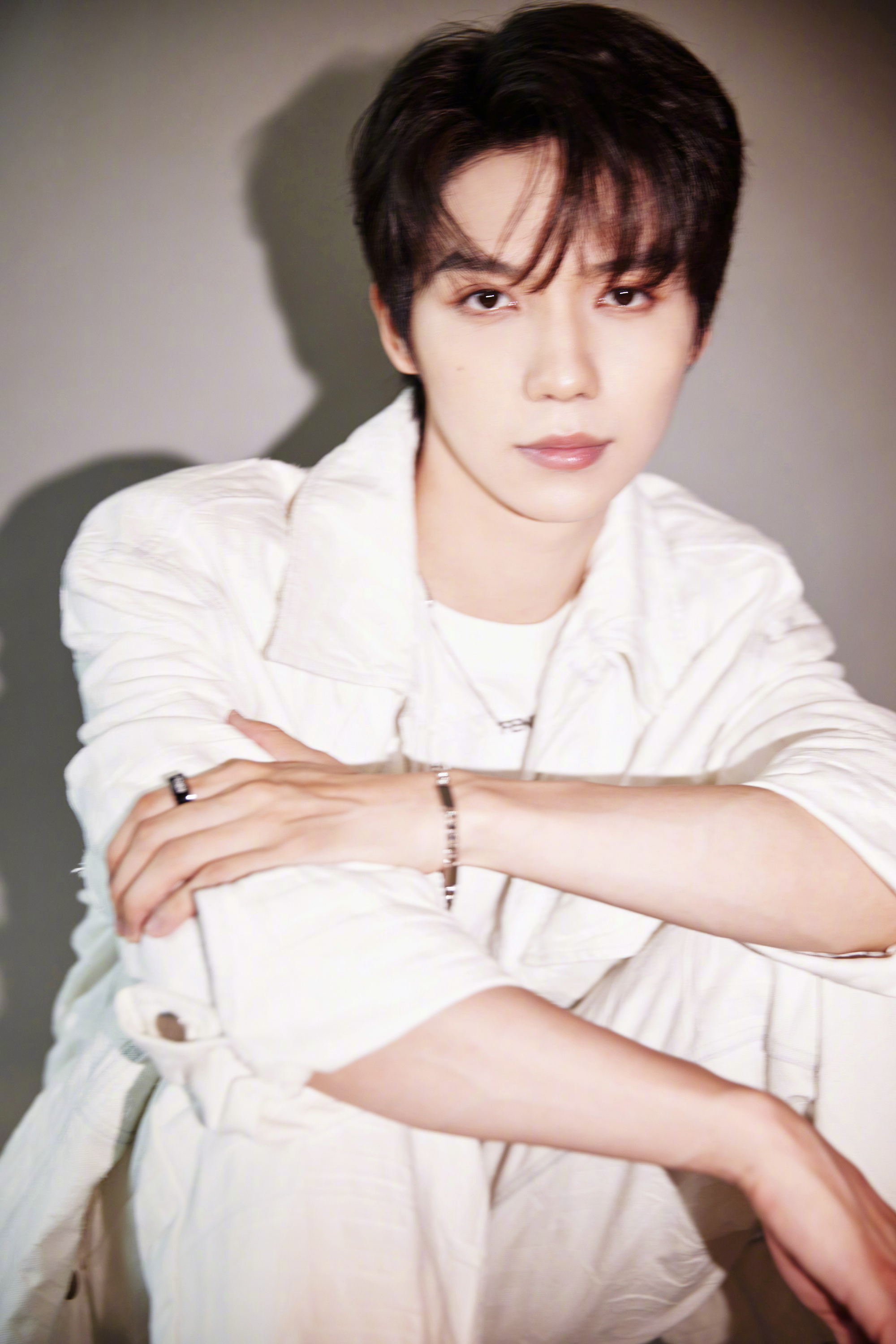 罗一舟出席品牌活动造型,白色套装休闲帅气