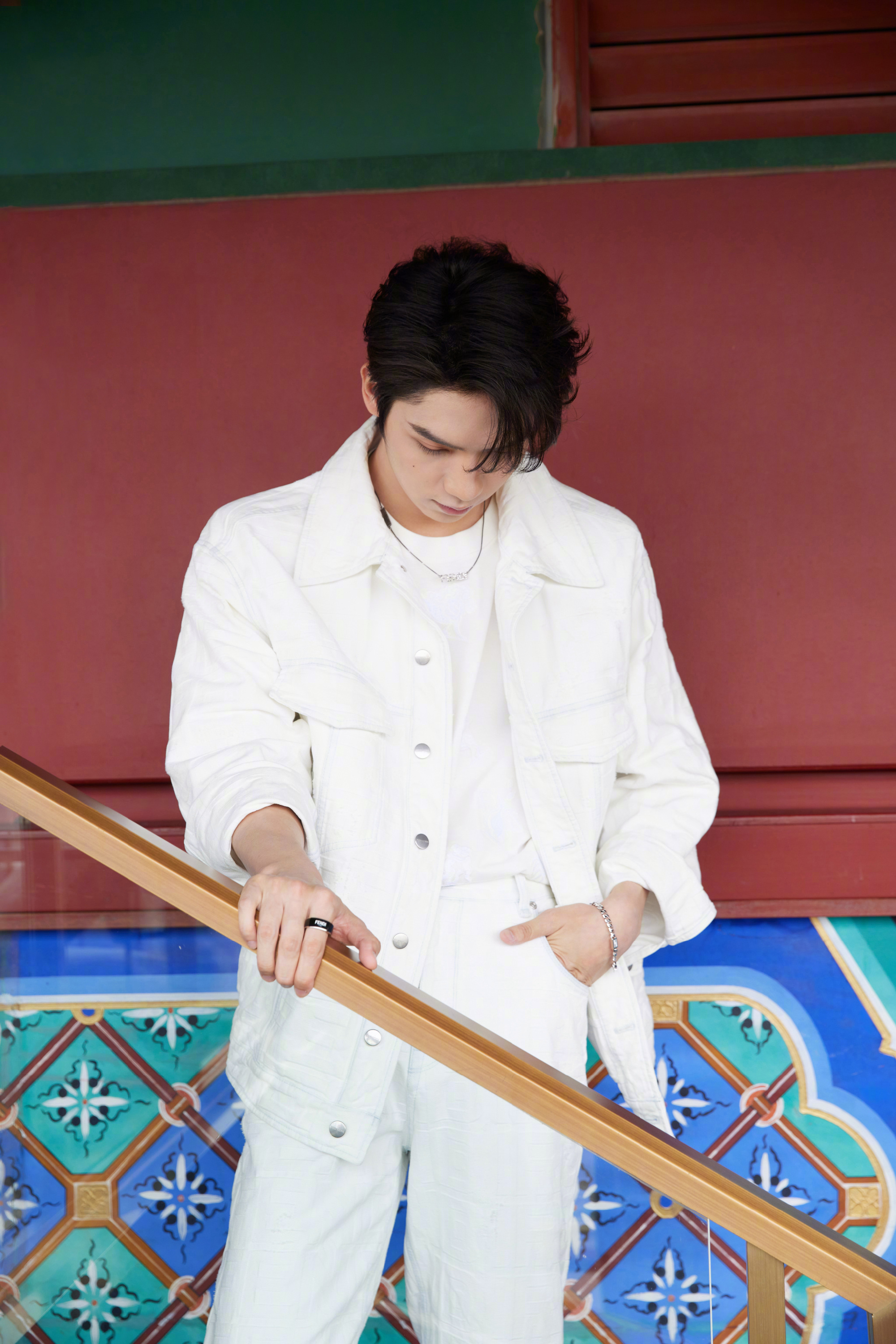 罗一舟出席品牌活动造型,白色套装休闲帅气