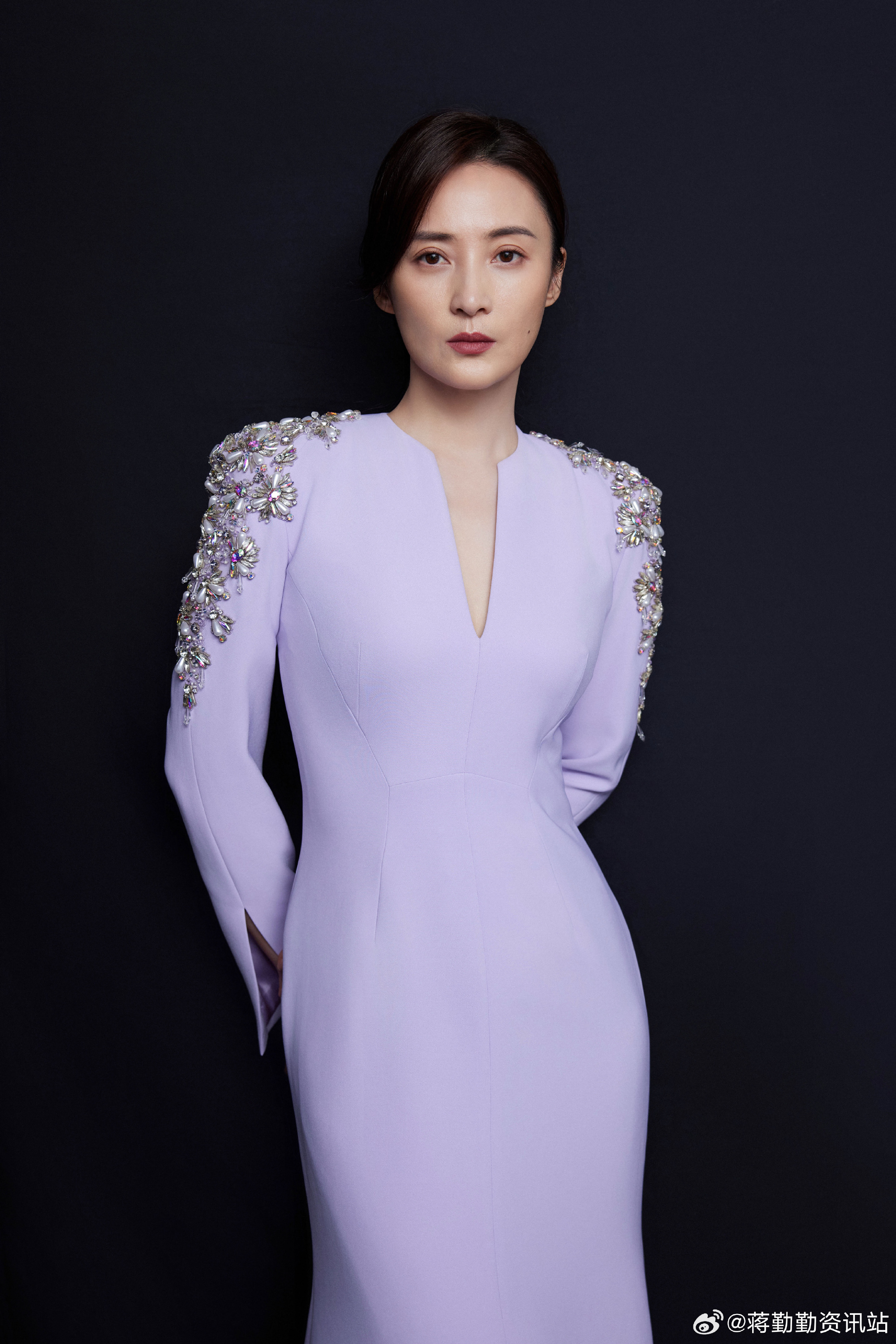 蒋勤勤穿淡紫色礼服秀身材 尽显成熟风韵