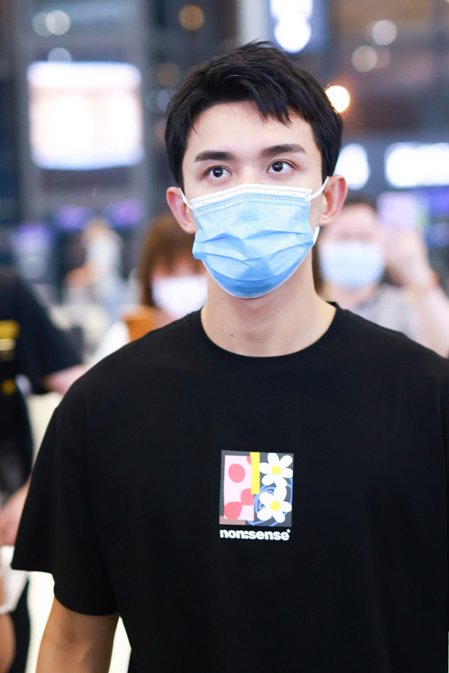 吴磊现身机场,眉眼英气逼人,口罩都掩盖不住的帅气_高清图集_新浪网