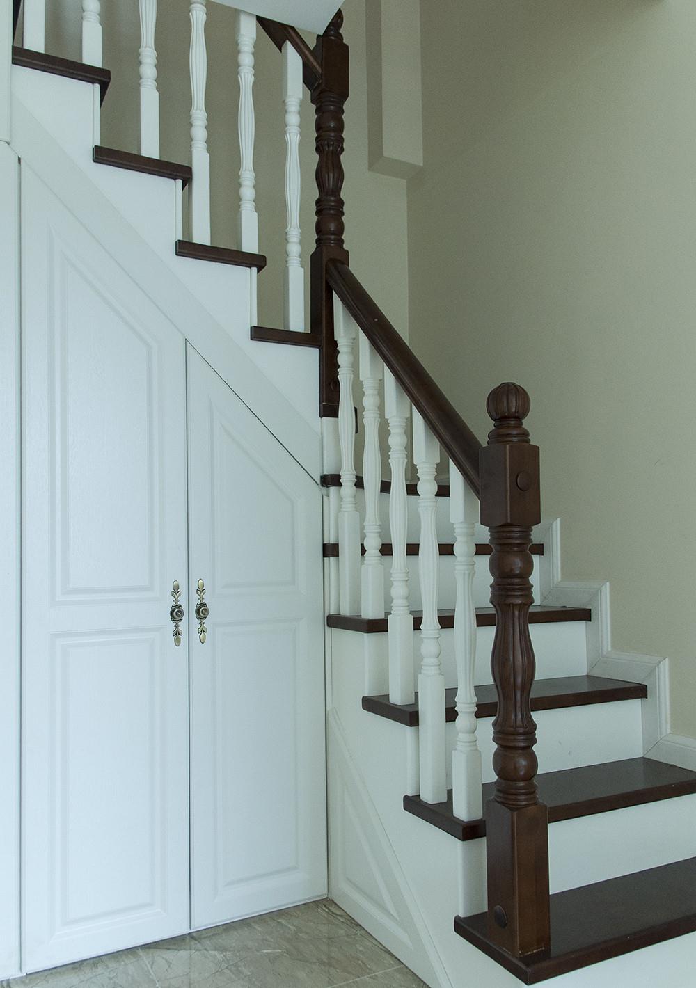 复式楼简美式风装修,电视背景墙为雾霭蓝护墙板设计,挺时尚的!