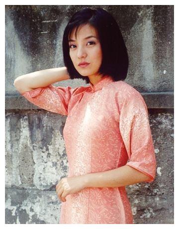 素色服装搭配短直发,显得非常清爽情深深雨濛濛中,赵薇陆依萍因是女