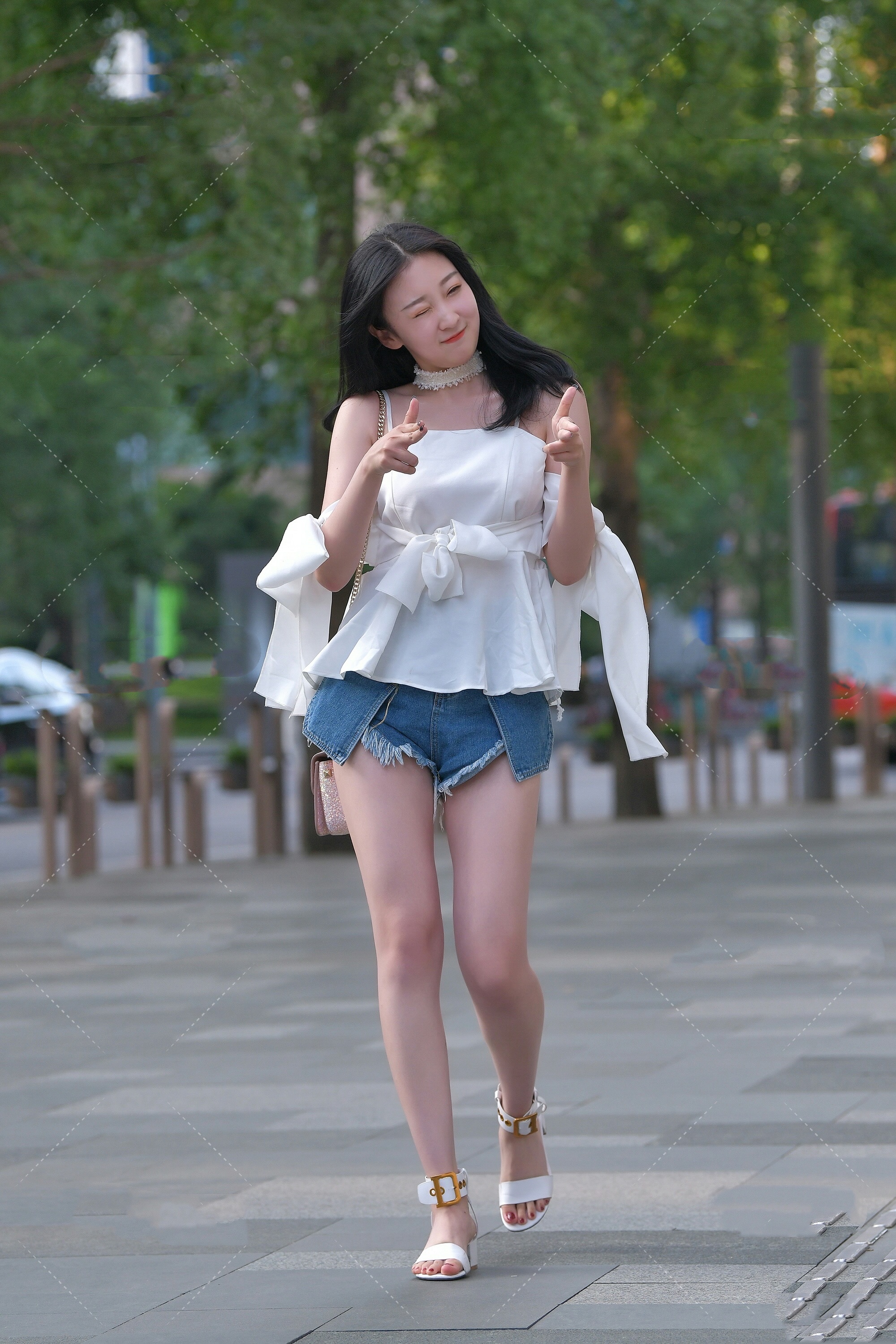 夏日必备的性感吊带上衣搭配牛仔热裤俏皮可爱初恋感十足