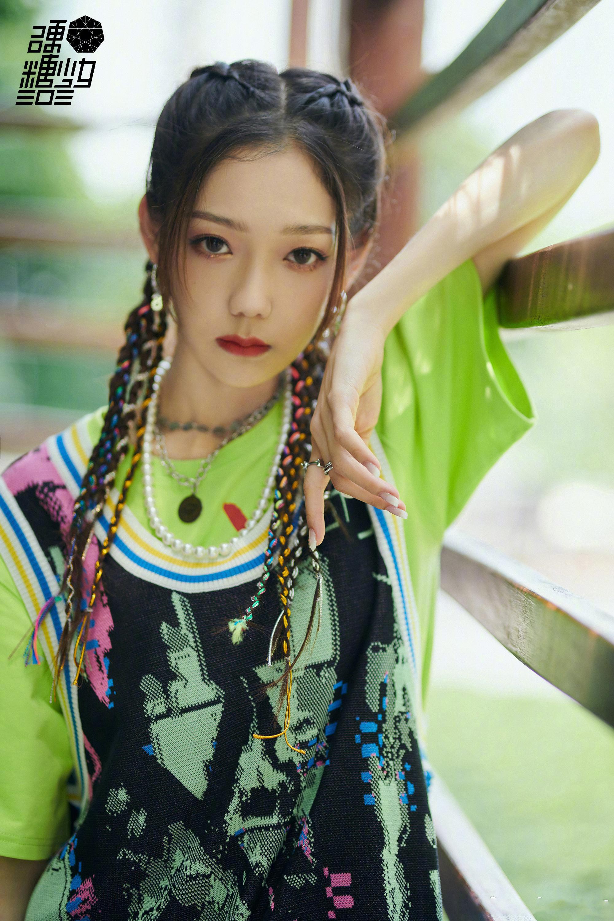 希林娜依高身穿苹果绿短袖与印花运动背心,彩绳脏辫个性十足