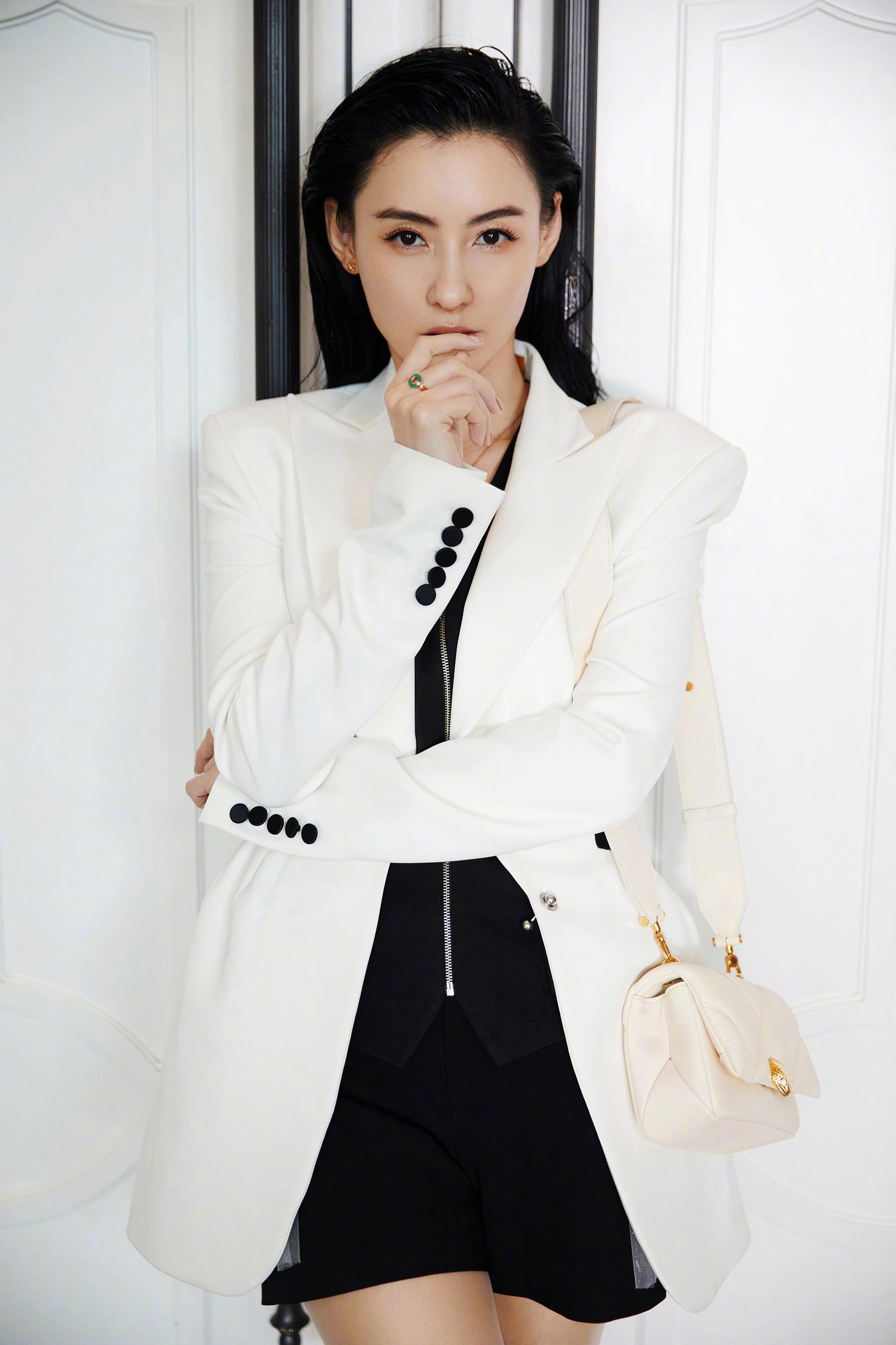 张柏芝白色西装黑短裙 高冷御姐大秀修长美腿__财经头条