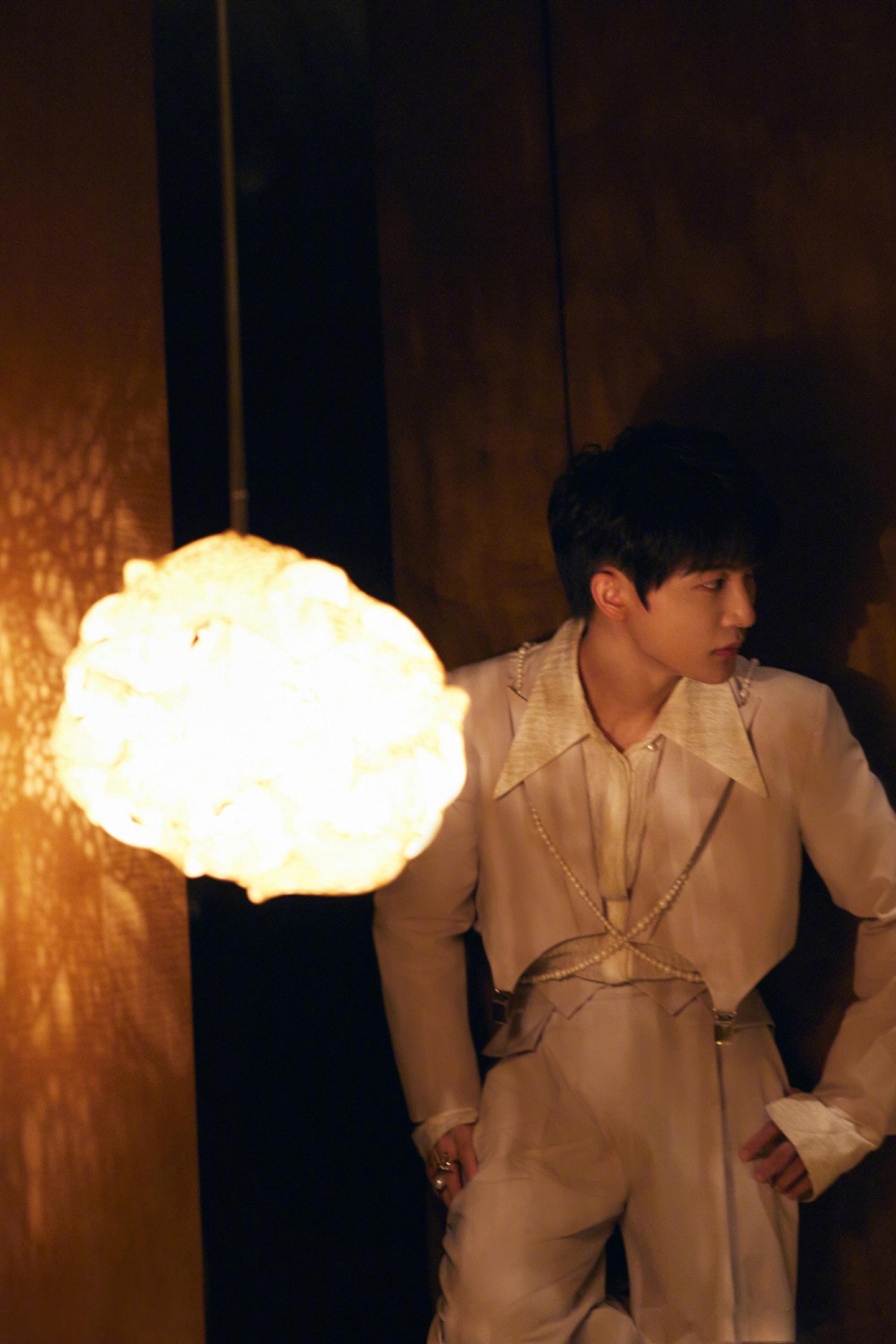 周深身着白色不规则西装内搭褶皱肌理衬衫,交叉的珍珠链条_高清图集